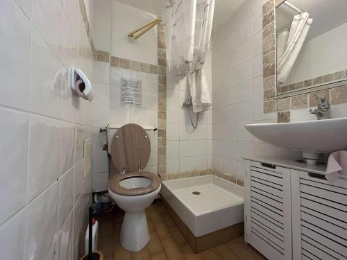 une salle de bain avec toilettes et lavabo dans l'établissement SP490-311 Maison 2 pièces mezzanine 6 couchages SAINT PIERRE LA MER, à Saint Pierre La Mer