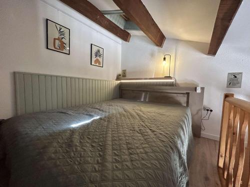 une chambre avec un lit dans une pièce dans l'établissement SP490-311 Maison 2 pièces mezzanine 6 couchages SAINT PIERRE LA MER, à Saint Pierre La Mer