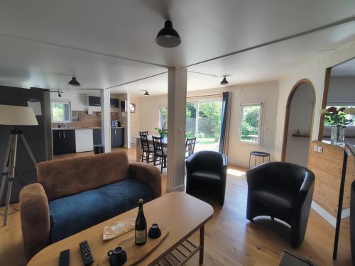 un salon avec un canapé et une table dans l'établissement Maison Plein Sud St Lunaire Bretagne, à Saint-Lunaire