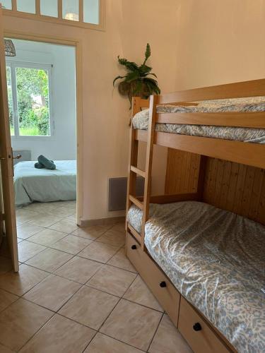 una camera con 2 letti a castello e una camera da letto di Un petit coin de paradis soulac 33 n5 a Soulac-sur-Mer