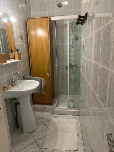 une salle de bain avec un lavabo et une douche dans l'établissement Un petit coin de paradis soulac 33 n5, à Soulac-sur-Mer