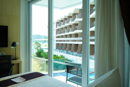 Cama o camas de una habitación en The Beachfront Hotel Phuket