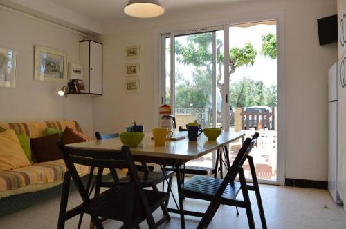 - un salon avec une table et des chaises dans l'établissement SP000-048 Appt 3 pièces 4 couchages SAINT PIERRE LA MER, à Saint Pierre La Mer