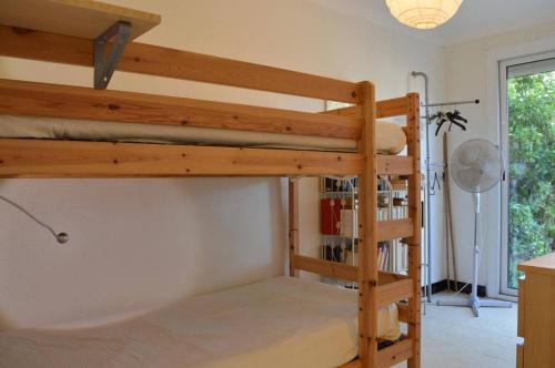 une chambre avec deux lits superposés dans une pièce dans l'établissement SP000-048 Appt 3 pièces 4 couchages SAINT PIERRE LA MER, à Saint Pierre La Mer