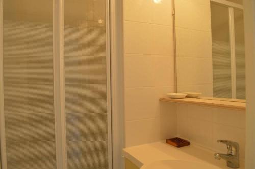 une salle de bain avec une douche, un lavabo et un miroir dans l'établissement SP000-048 Appt 3 pièces 4 couchages SAINT PIERRE LA MER, à Saint Pierre La Mer