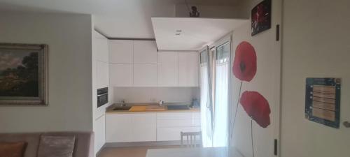 Chic & Relax - Appartamento nuovissimo e confortevole a 300mt dal PALACONGRESSI di Riminiにあるキッチンまたは簡易キッチン