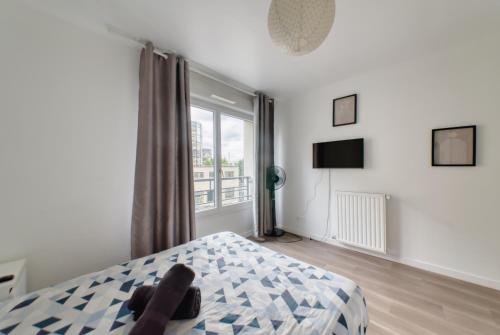- une chambre dotée d'un lit avec une paire de pieds dans l'établissement Appartement Chic, à Saint-Ouen