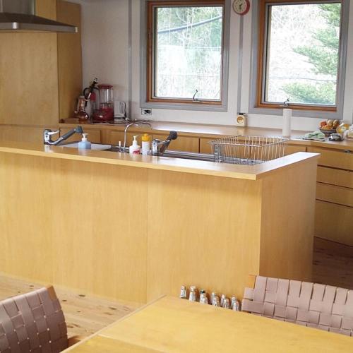 a kitchen with a counter and a sink and two windows at マキノ山荘 貸別荘 アメリカンロッジ in Takashima