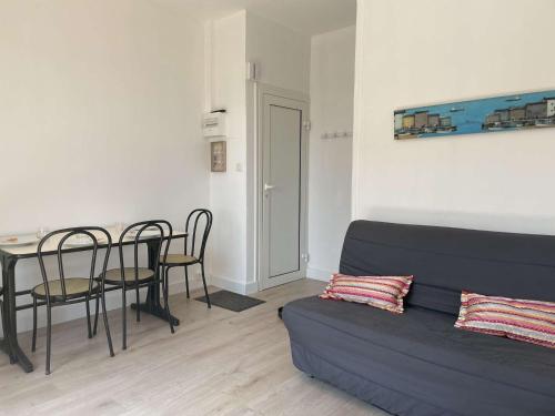 un salon avec un canapé, une table et des chaises dans l'établissement SP000-004 Appt 3 pièces 4 couchages SAINT PIERRE LA MER, à Saint Pierre La Mer