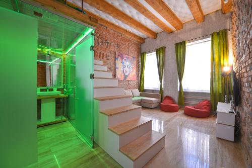 - un escalier dans une pièce dotée d'un mur vert dans l'établissement Michael Weiss apartment, à Braşov