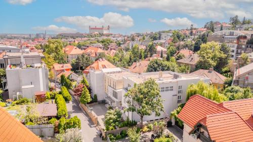 Nespecifikovaný výhled na destinaci Bratislava nebo výhled na město při pohledu z hotelu