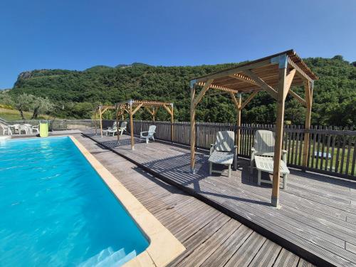 une terrasse avec une piscine et un kiosque dans l'établissement Les gîtes de Moussan, à Montbrun-les-Bains