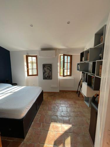 - une chambre avec un grand lit et des étagères dans l'établissement Modern house with terrace and parking in Toulon, à Toulon