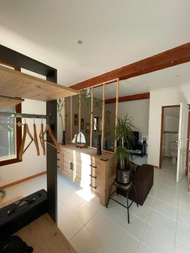 un salon avec un canapé et une table dans l'établissement Modern house with terrace and parking in Toulon, à Toulon