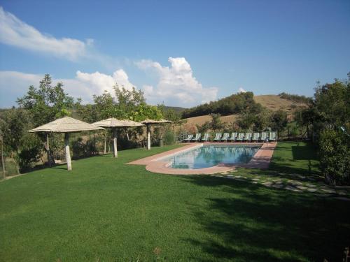 Bazén v ubytování AGRITURISMO PODERUCCIO nebo v jeho okolí