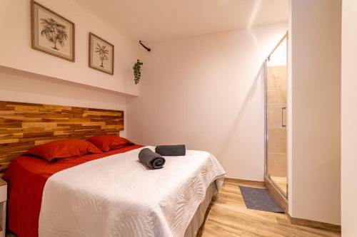 PoussanにあるLes appartements du vieux Poussanのベッドルーム1室(赤と白のシーツが備わるベッド1台付)