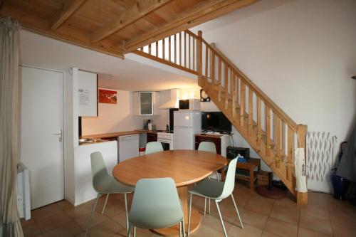 une cuisine et une salle à manger avec une table et des chaises dans l'établissement maison dans résidence piscine juillet et août, à La Tranche-sur-Mer