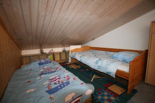 une chambre avec un lit double dans un grenier dans l'établissement maison dans résidence piscine juillet et août, à La Tranche-sur-Mer