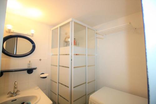 une salle de bain avec toilettes et lavabo dans l'établissement maison dans résidence piscine juillet et août, à La Tranche-sur-Mer