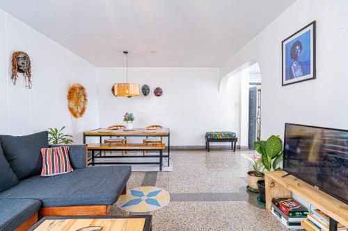 Μια τηλεόραση ή/και κέντρο ψυχαγωγίας στο Kazuri Apartment in Westlands close proximity to Aga Hhan