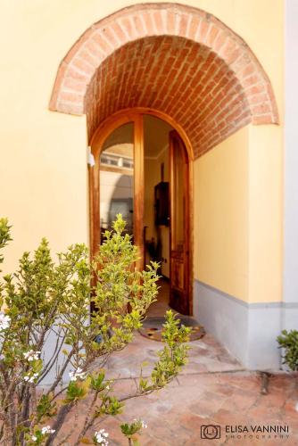 an entry way to a building with an archway at Il Glicine in Palaia