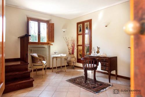 a home office with a desk and a chair at Il Glicine in Palaia