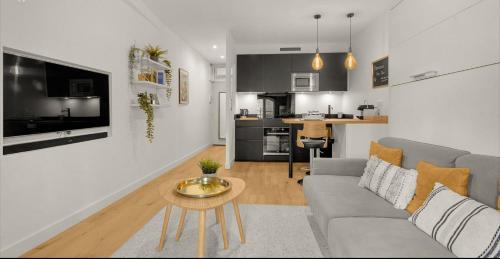 un salon avec un canapé et une table dans l'établissement Le Floral - Parking privé - Climatisation, à Toulouse