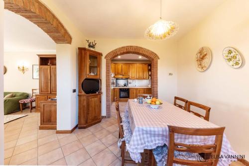 a kitchen and dining room with a table and chairs at Il Glicine in Palaia