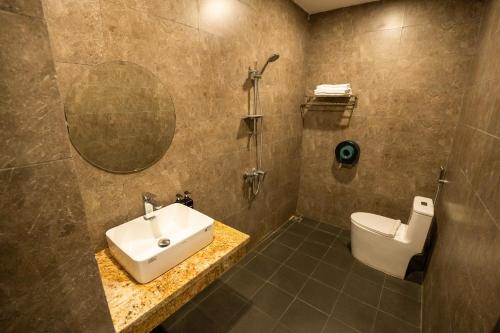 a bathroom with a sink and a toilet at Kim Thanh Hotel, Vinh Phuc - Near Heron Lake Golf, Dam Vac in Vĩnh Phúc