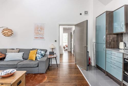 Two bedroom loft in central Bristol photo 9