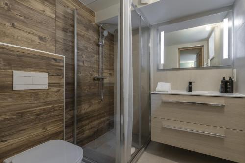 une salle de bain avec une douche, des toilettes et un lavabo dans l'établissement Pierre Belle - 80m2 - Grande Terrasse et Jardin, à Chamonix-Mont-Blanc