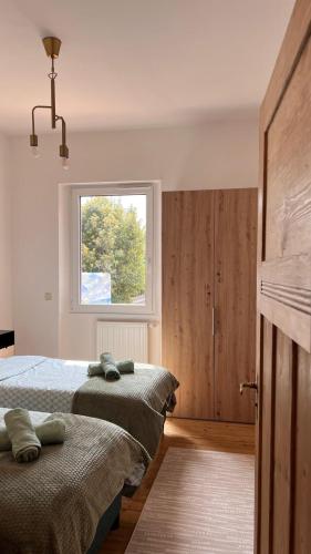 una camera da letto con due letti e una finestra di Villa Mediterrane - Apartment Milan a Frankenthal