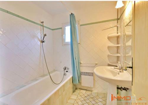 une salle de bain avec une baignoire, un lavabo et une douche dans l'établissement La Parenthèse Provençale, à Théoule-sur-Mer