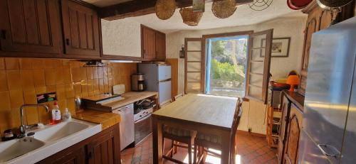 une cuisine avec un évier et un plan de travail dans l'établissement La maison du pêcheur, à Collioure