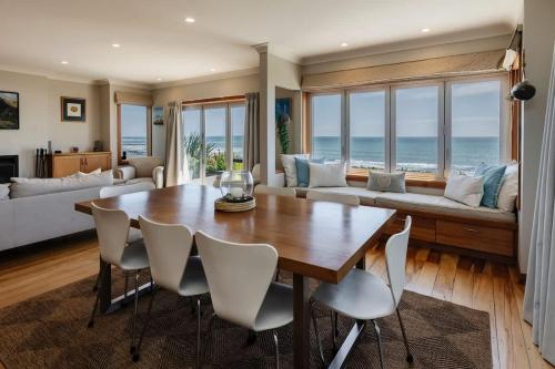 Χώρος καθιστικού στο Clifftops - oceanfront retreat in Oakura Beach