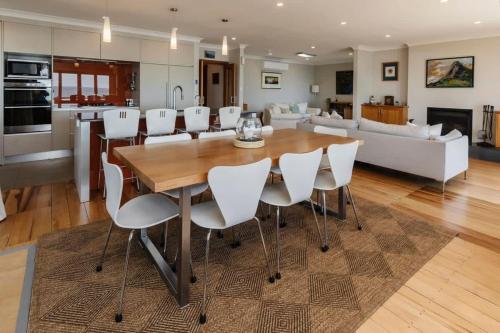 Η κουζίνα ή μικρή κουζίνα στο Clifftops - oceanfront retreat in Oakura Beach