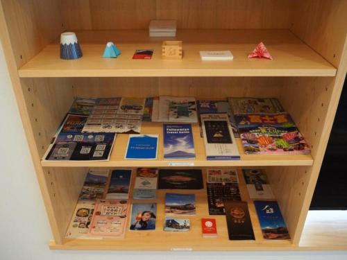 a book shelf filled with books and magazines at SANGA Nature Fujinomiya in Fujinomiya