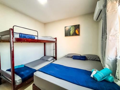 um quarto com dois beliches e uma televisão em Vila Imper Host Balsas- Apês com Wi-fi I A/C a 3 min. do Mix Mateus em Balsas