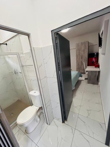Ένα μπάνιο στο Goodmans Palace 42 Gumtree Crescent, Mount Edgecombe
