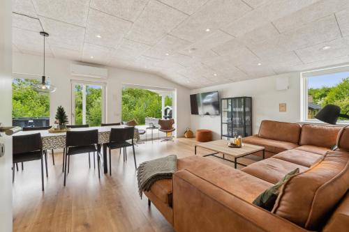 Foto dalla galleria di Lovely Holiday Home From 2022, With A 5-Person Outdoor Hot Tub, 200 Meters From The Water a Sønder Ydby