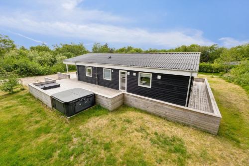 Foto dalla galleria di Lovely Holiday Home From 2022, With A 5-Person Outdoor Hot Tub, 200 Meters From The Water a Sønder Ydby