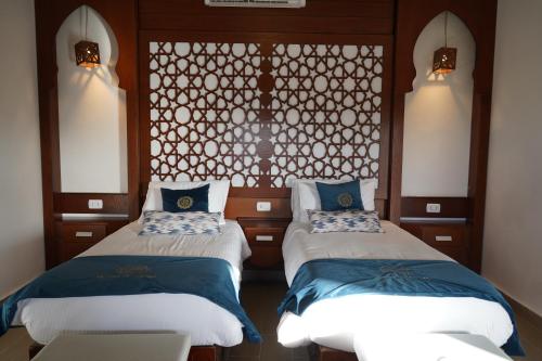 Postel nebo postele na pokoji v ubytování Petra Seasons luxury Resort