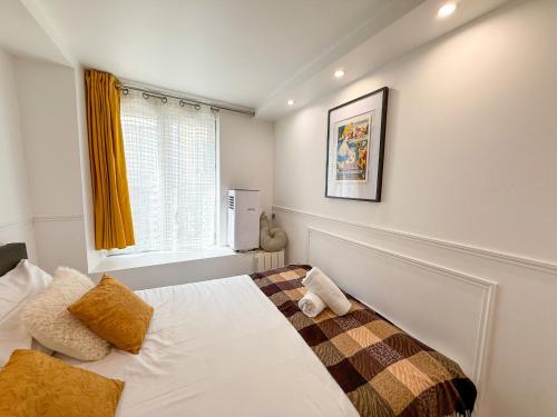 une chambre avec un lit et une fenêtre dans l'établissement UrbanFlat 41 - Disneyland in Paris - Montorgueil, à Paris