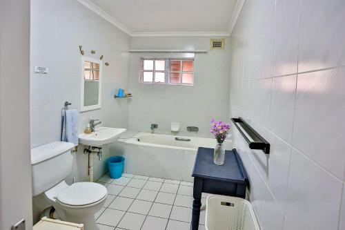 Koupelna v ubytování Cockleshell 6