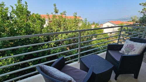 a balcony with two chairs and a table and chairs at Bed & Breakfast Dora in Rovanjska
