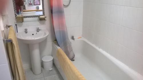 ein Badezimmer mit Waschbecken, Badewanne und Toilette in der Unterkunft Lilac Farm Cottage in Collingham