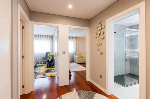 アプーリアにあるappartement tout confort dans résidence privéeの廊下(リビングルームへ続くガラスドア付)