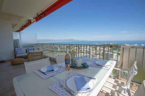 - une table à manger blanche avec vue sur l'océan dans l'établissement Smart flat in Antibes sea view AC parking and pool, à Antibes