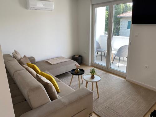 Leonid Apartment
