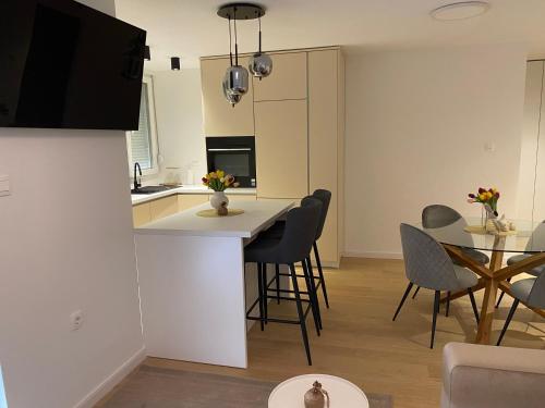 Leonid Apartment